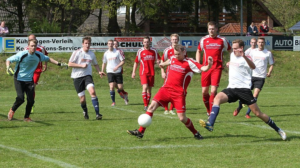 Testphase gegen TuS Haren. Pokalhalbfinale gegen Olympia Laxten: Für die Wesuwer Jungs (in Rot) ganz sicher ein Highlight. Foto: Albrecht
