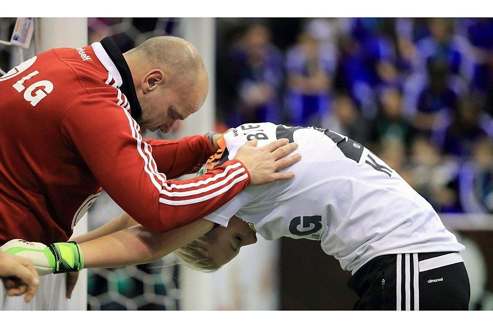 Trainer Thomas Obliers (l.) tröstet seine Torhüterin Anna Klink, der im Halbfinale ein entscheidender Fehler unterlief., Foto: dpa