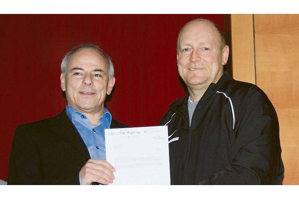 Bezirksvorsitzender Ralf Bantel überreicht einen Scheck über 500 Euro an Jürgen Eisenmann, Abteilungsleiter des FC Langenburg.