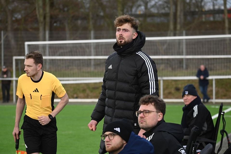 Trainer Henning Knuth und der TUS Rotenhof brauchen dringend Punkte.