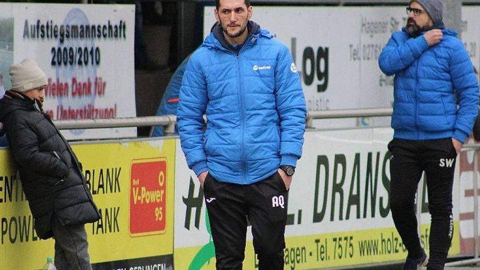Falls die Saison nicht zu Ende gespielt werden kann, könnte sich Rüblinghausens Trainer Avdi Qaka (Bildmitte) mehere Möglichkeiten vorstellen, wie die Spielzeit gewertet wird.