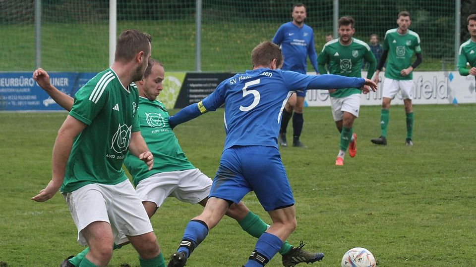 Ordentlich gespielt, dennoch hoch verloren: Alexander Schantz (Nummer 5) und der SV Haimhausen unterlagen in Bergkirchen (grüne Trikots) 0:4.