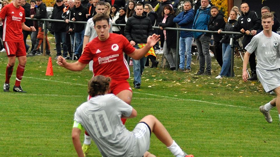 Siegtorschütze Linus Heller sieht sich Capuths Frits Lewin Müller (Nr. 10), der den zwischenzeitlichen Ausgleich markierte, gegenüber 
