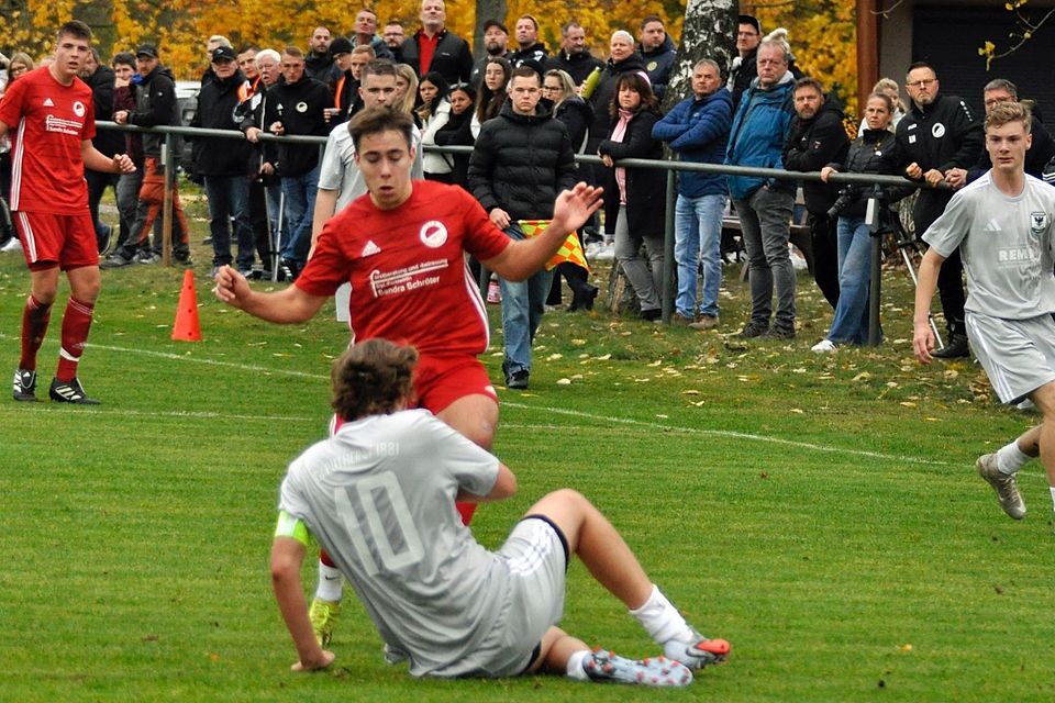 Siegtorschütze Linus Heller sieht sich Capuths Frits Lewin Müller (Nr. 10), der den zwischenzeitlichen Ausgleich markierte, gegenüber 