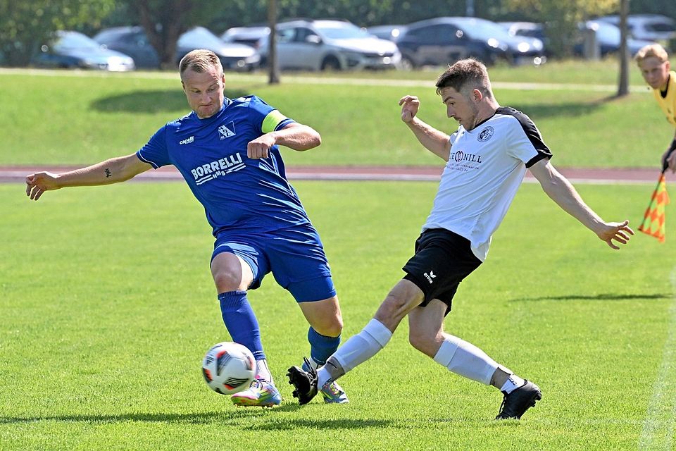 Der Kissinger SC (links Jascha Goelitzer) gewann knapp gegen den SV Hammerschmiede (rechts Michael Mayr).