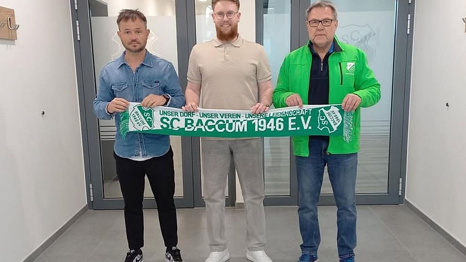 Das Bild zeiqt: v.l. n.r. Waldemar Bressel. neuer Trainer für die Saison 26/27, David Benke, Jürgen Oberbossel, Leiter Abteilung Fußball SC Baccum