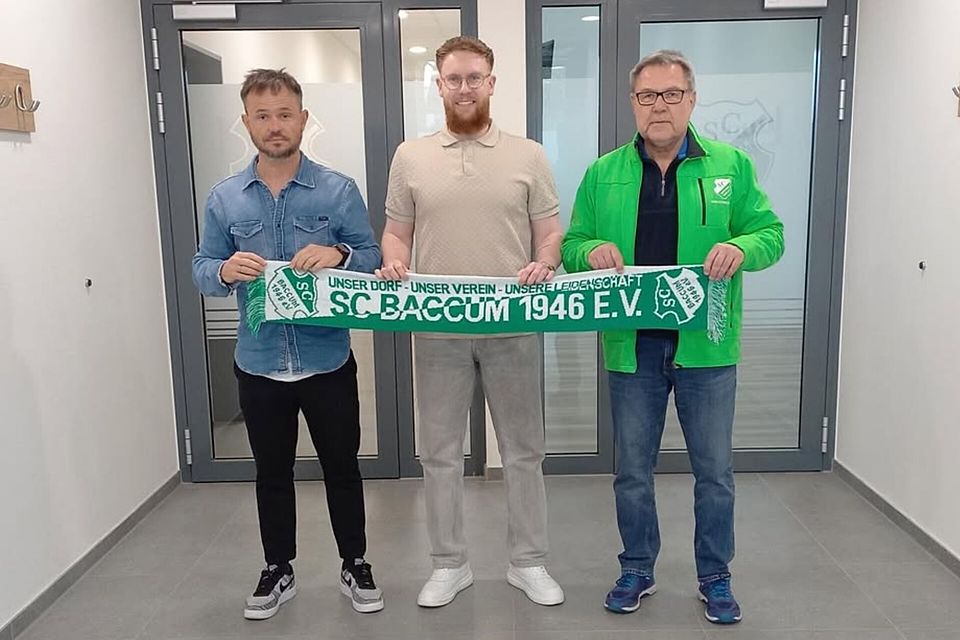 Das Bild zeiqt: v.l. n.r. Waldemar Bressel. neuer Trainer für die Saison 26/27, David Benke, Jürgen Oberbossel, Leiter Abteilung Fußball SC Baccum