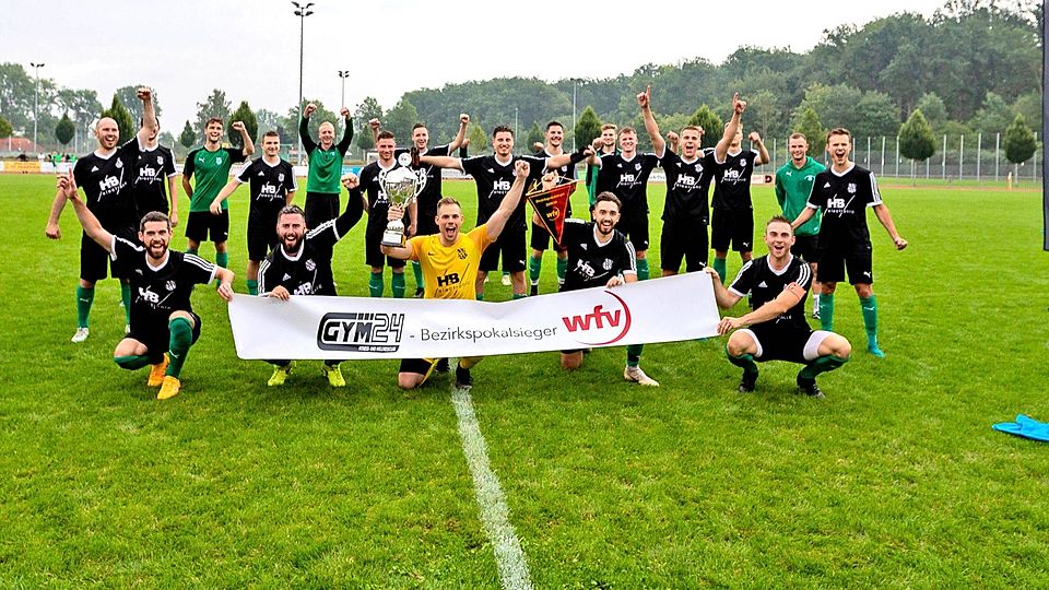 So sehen Sieger aus: Mit einer tollen Einstellung holt das Team des SV Deckenpfronn völlig verdient den Bezirkspokal Bild: Drofitsch/Eibner