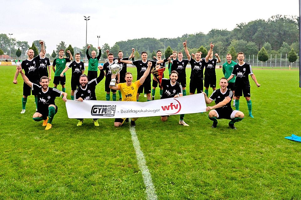 So sehen Sieger aus: Mit einer tollen Einstellung holt das Team des SV Deckenpfronn völlig verdient den Bezirkspokal Bild: Drofitsch/Eibner