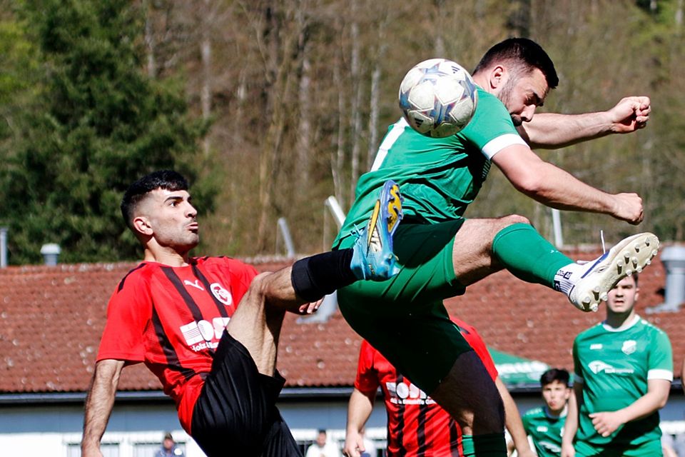  Kein guter Tag: Mahdy Ababneh, der Goalgetter des FC 08 Bad Säckingen (links), blieb diesmal ohne Treffer. | Archivfoto: Matthias Konzok