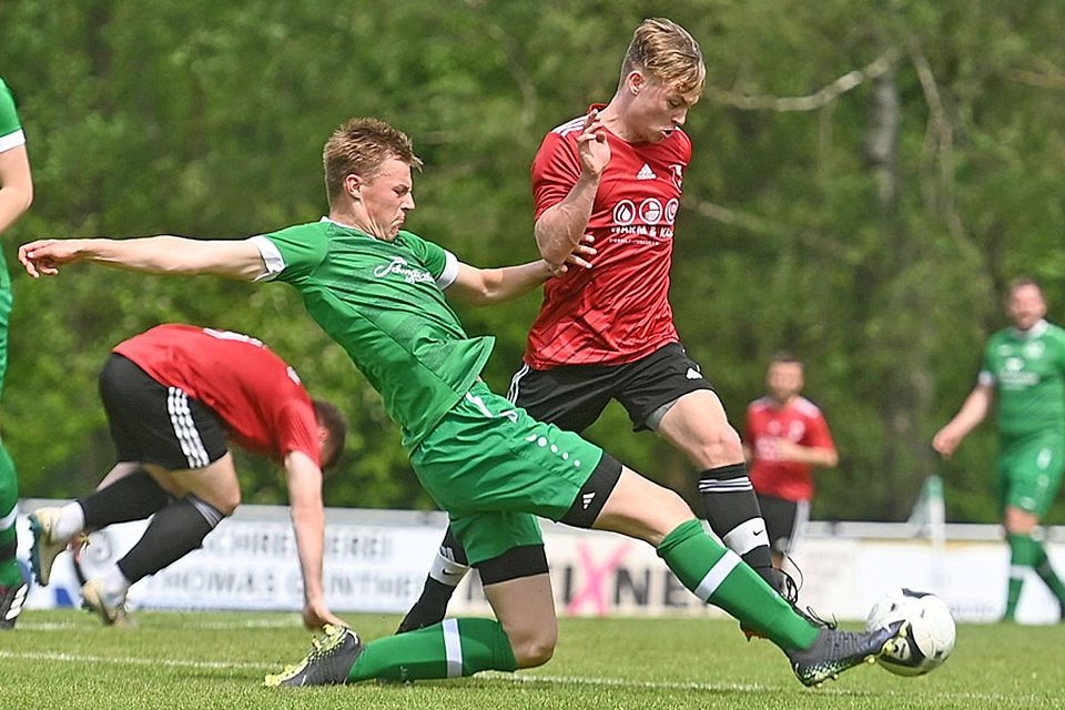 Einen 2:0-Sieg feierte der TSV Zusmarshausen gegen den SSV Anhausen. Hier spitzelt Jonas Watzal dem Gästeangreifer Jakob Sitka das Spielgerät vom Fuß. 