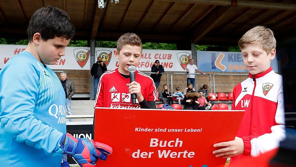Der Ehrenkodex: Luke Kaiser vom FC Unterföhring liest die Formel vor dem Turnier.