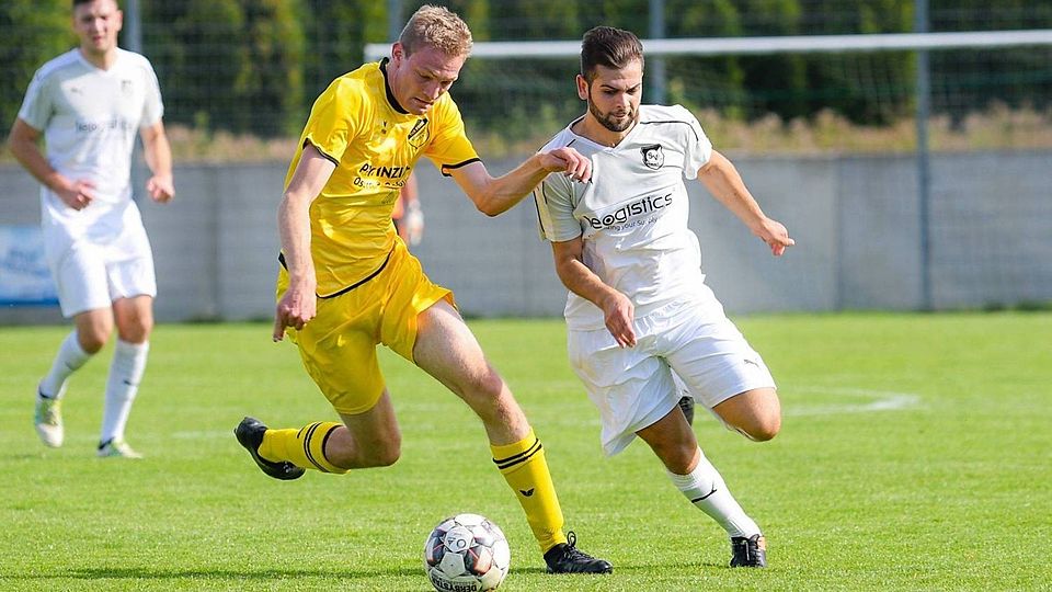 Trikottausch: Dario Rizza (r.) verlässt den SV Marienloh und trägt künftig auch wieder schwarz-gelb. Er wechselt zu seinem Ex-Verein TuS Sennelager. 
