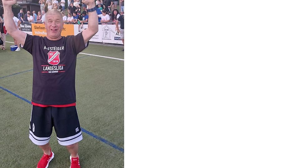 Markus Scherer (Trainer des SV Schnappach) bejubelt den Aufstieg in die Landesliga 