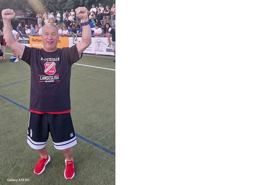 Markus Scherer (Trainer des SV Schnappach) bejubelt den Aufstieg in die Landesliga Markus Scherer (Trainer des SV Schnappach) bejubelt den Aufstieg in die Landesliga