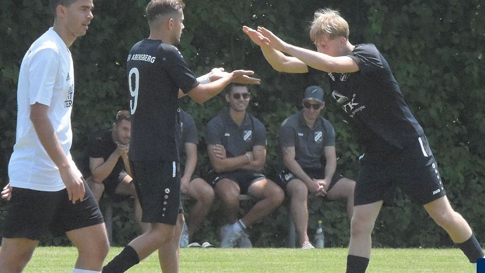 Die Kicker des TSV Abensberg (in schwarz) wollen nach dem gelungenen Auftakt bei Eintracht Landshut (3:1-Sieg) mit einem Derbysieg gegen die SG Offenstetten/Rohr nachlegen.