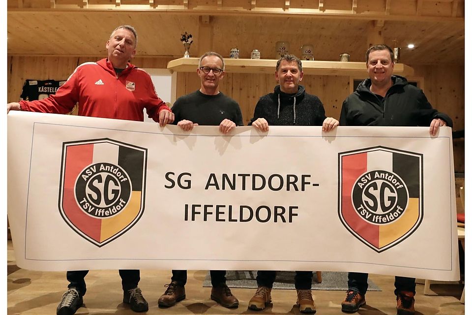 Fußball Saison 2025/26 Kreisklasse SG Antdorf/Iffeldorf stellt neuen Trainer Jürgen Staiger (Zweiter von links) im Dezember 2025 vor
