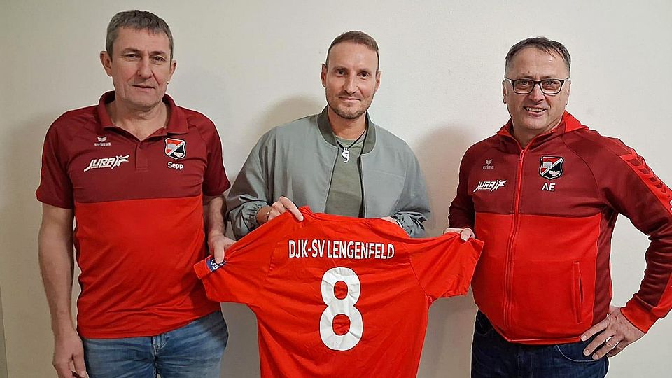 Abteilungsleiter Josef Spielvogel (links) und Vorsitzender Erwin Achhammer (rechts) nehmen den neuen Trainer Oliver Überall in ihre Mitte.