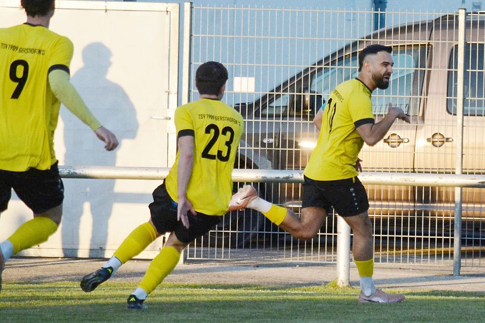Mit einem traumhaften Freistoßtreffer erzielte Aivin Emini (rechts) den 2:1-Siegtreffer und lässt den TSV Gersthofen vom Aufstieg träumen.
