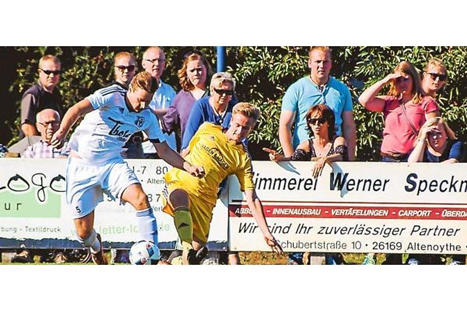 Vor reichlich Zuschauern gewann Gastgeber  SV Altenoythe (in Weiß-Blau) gegen den TuS Emstekerfeld Olaf Klee