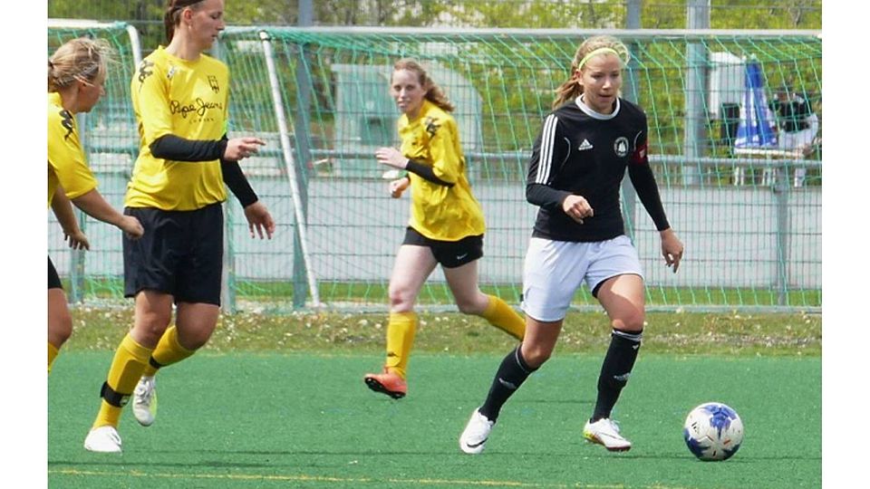 Erfolgreich spielt die Frauenmannschaft des TSV Neuried (schwarze Trikots). Im Rahmen des Tags des Mädchenfußballs am 13. Juli sollen jetzt auch Spielerinnen für den Jugendbereich gefunden werden.  foto: tsv neuried