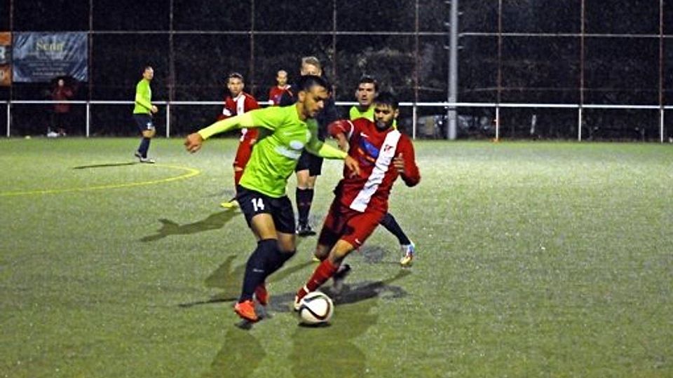 Domenico Russo (rechts im roten Trikot) und der TV Oeffingen setzen sich am Freitagabend bei strömendem Regen gegen den FC Viktoria Backnang durch.