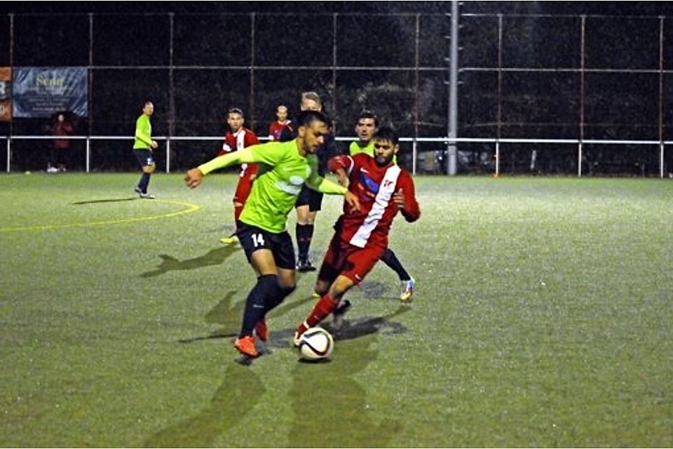 Domenico Russo (rechts im roten Trikot) und der TV Oeffingen setzen sich am Freitagabend bei strömendem Regen gegen den FC Viktoria Backnang durch.