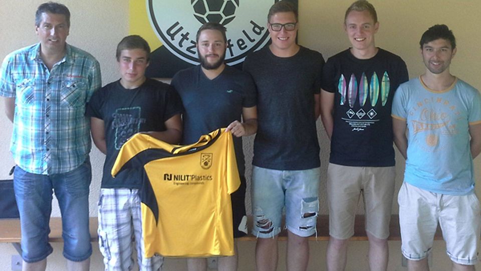 Abteilungsleiter Mathias Rümmele (links) und   Spielertrainer Mathias Waßmer (rechts mit Neuzugängen der Spvgg Utzenfeld (von links): Hubert Wetzel, Lukas Schmidt, Tim Böhler, Yannick Oster.   | Foto: Verena Wehrle