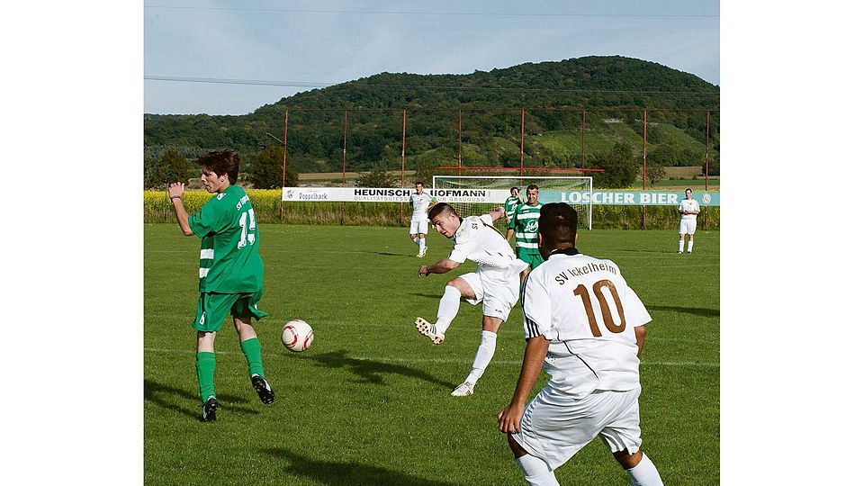 Statt wie vergangene Saison mit der Ergersheimer Reserve (in Grün) bekommt es der SV Ickelheim heuer mit deren Erster Mannschaft zu tun (Archiv-Foto: Bernd Schweighöfer).
