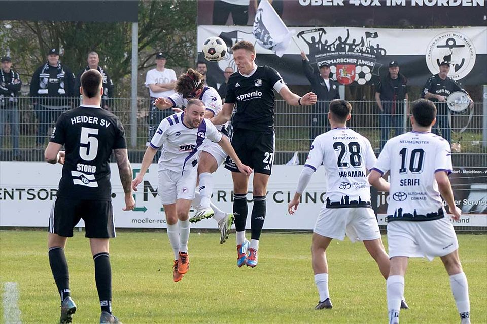 Jonah Gieseler (Heider SV) gewinnt den Kopfball gegen Christoph Kahlcke (vorne) und Jan Lippegaus (VfR Neumünster). 
