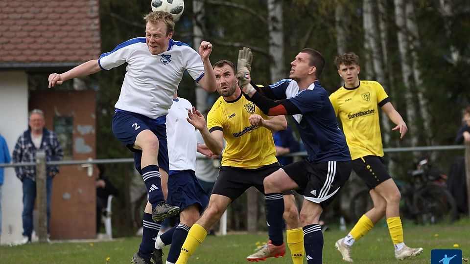 Wer muss in die Abstiegsrelegation? Entweder die DJK Ebnath (helles Trikot) oder die SG Seugast/Schlicht II (in Gelb-Schwarz). Der letzte Spieltag wird die Frage beantworten.