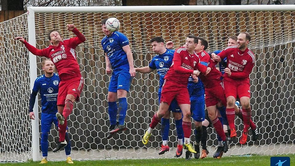 Die SG Simonswald/Obersimonswald (blaues Trikot) und die SG Freiamt-Ottoschwanden lieferten sich einen mitreißenden Fight. Am Ende hieß es leistungsgerecht 3:3.