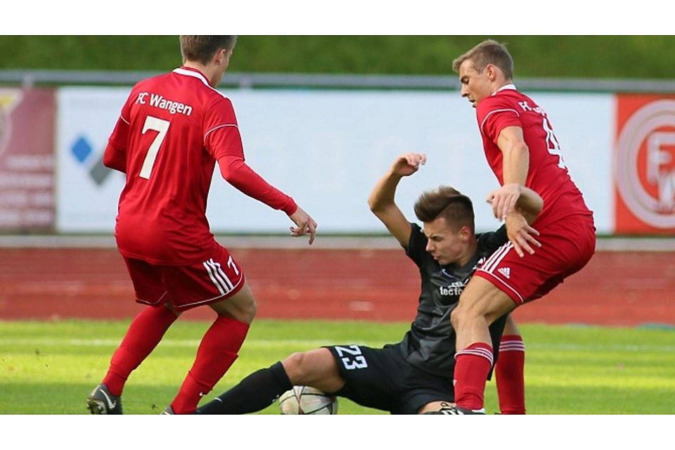 Dem Heimsieg gegen Normannia Gmünd (Mitte Dominik Pfeifer) folgte für den FC Wangen (links Jan Gleinser, rechts Franz Rädler) in Essingen eine 1:3-Niederlage. Foto: Josef Kopf