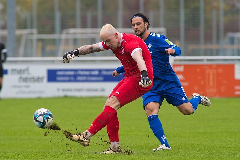 Yasin Yilmaz (r.) vom FC Deisenhofen kommt gegen Rains Torwart Florian Rauh den entscheidenden Schritt zu spät.