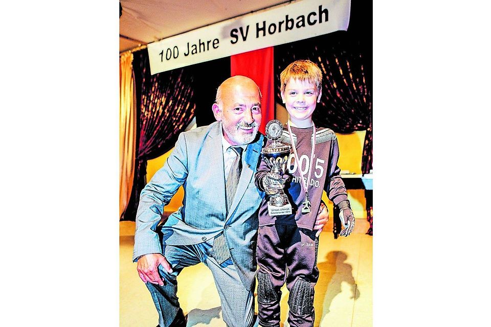 Gegenwart und Zukunft: Horbachs Präsident Wolfgang Spiertz freute sich mit Nachwuchstorwart Lynn Tomi über den Turniersieg seiner Mannschaft.