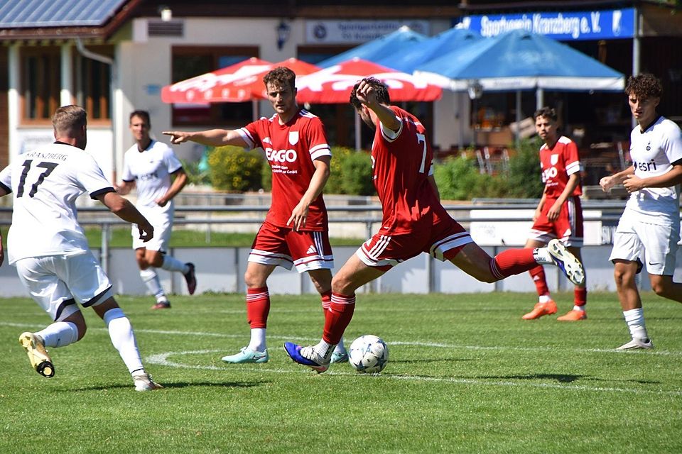 Fünfmal landete der Ball am Freitagabend im Tor. Die Jungs aus Menzing lieferten sich ein spektakuläres Duell auf Augenhöhe.