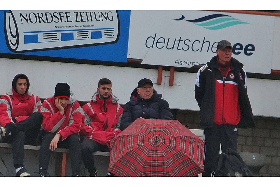 FC Bremerhaven-Präsident Bernd Günther mit Regenschirm stimmte der Auflösung seines Vereins zu. Foto: Volker Schmidt
