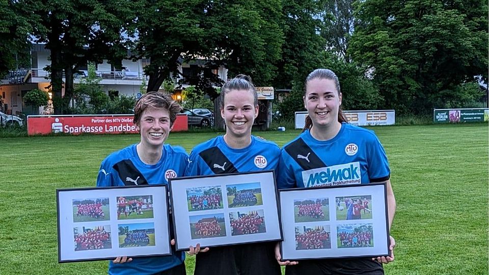 Abschied von drei Leistungsträgerinnen: Katharina Hack, Kristina Spitzer und Magdalena Bonomo (v.l.) verlassen die Bezirksoberliga-Fußballerinnen des MTV Dießen.