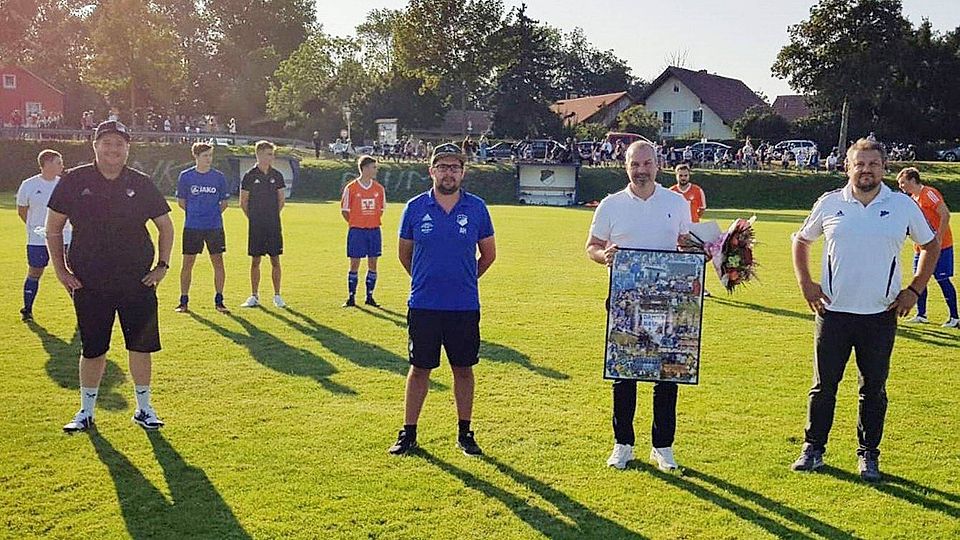 Florian Baumer wurde mit einer Collage vom SV Pfatter verabschiedet.