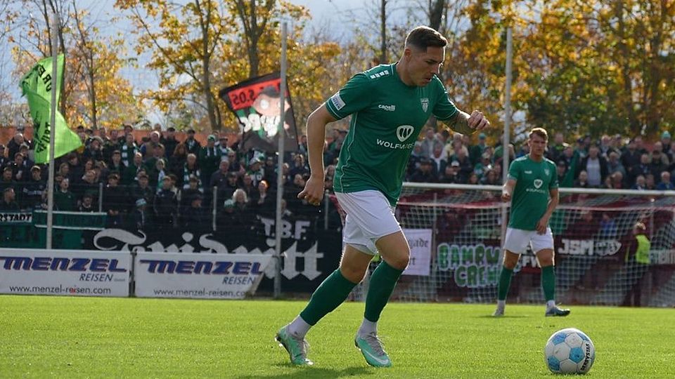 Leistungsträger in Schweinfurt: FuPa hat sich mit Martin Thomann (am Ball) vorm Duell gegen seien Ex-Verein unterhalten.