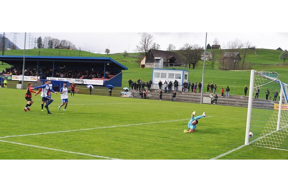 Tuggens Keeper Alessandro Merlo ist beim 1:0 durch Marc Figueiredo (ganz links) chancenlos.
