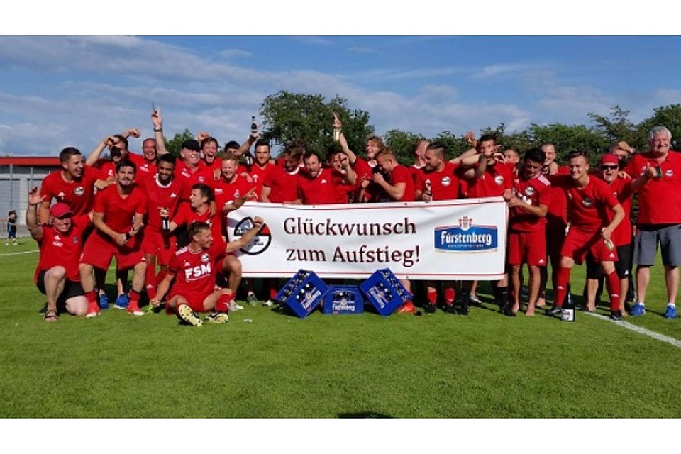 Jubel in Rot: Stegen steigt in die Verbandsliga auf. | Foto: Benedikt Hecht