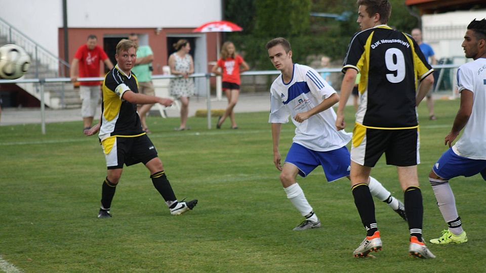 Die DJK Neustadt/WN (in gelb-schwarz) will mit einem Heimsieg gegen den SV Raigering den Sprung ins Mittelfeld schaffen und den Abstiegsplatz verlassen.