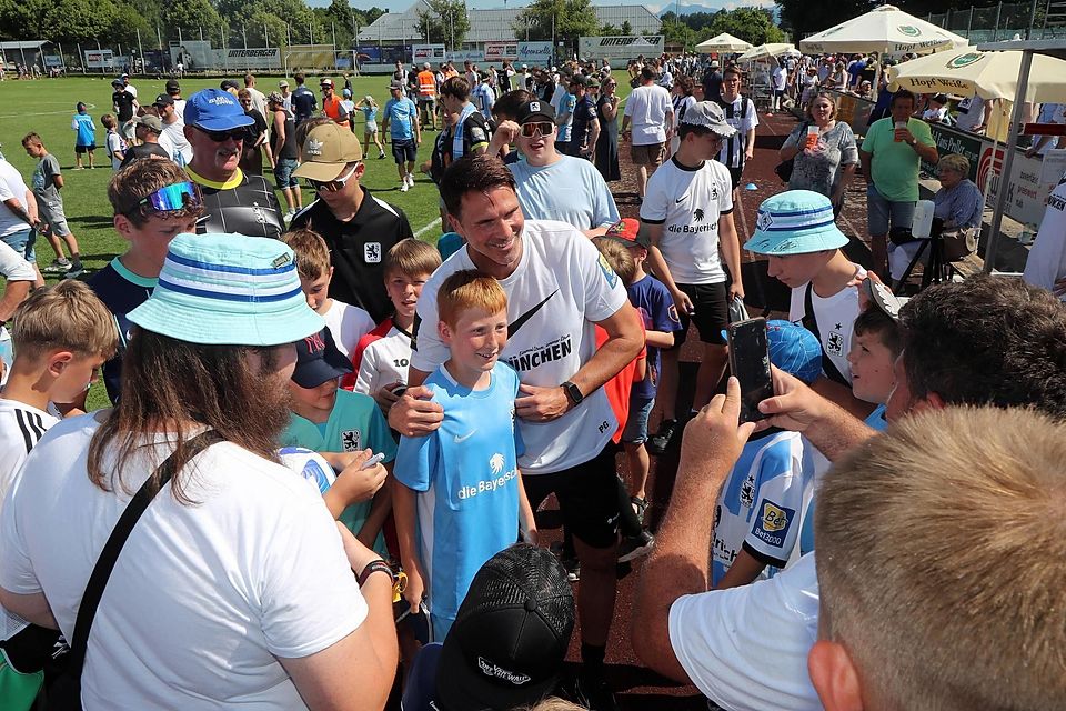 1860 München: Nähe zu den Fans lebt Coach Glöckner vor. 1860 München: Nähe zu den Fans lebt Coach Glöckner vor.