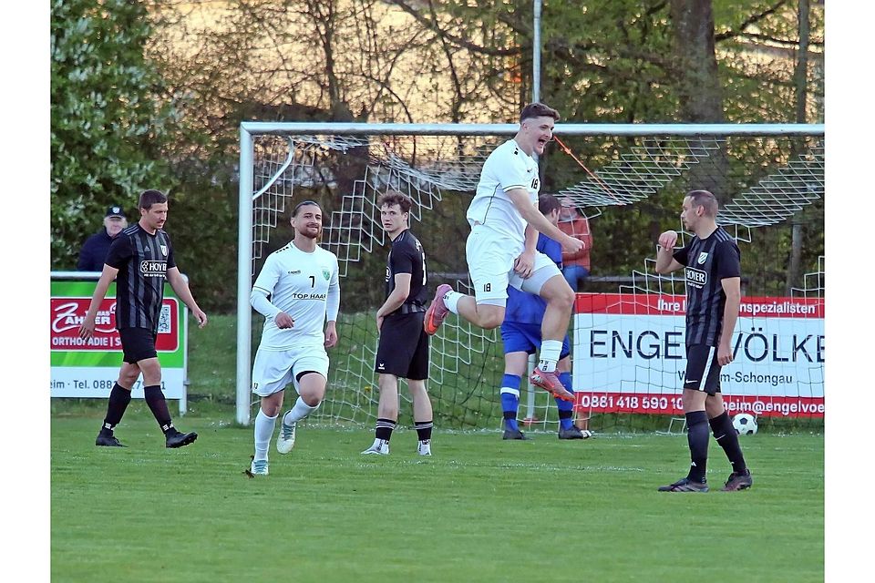 Ich war es schon wieder: Sini Grgic bejubelt mit Murat Ersoy sein 1-0. Weniger begeistert zeigen sich v.l. Markus Kaspar, Felix Grötz und CHristian BaierlacherFußball, Bezirksliga, SV Polling (in Schwarz) vs FC Penzberg 0:4, 22.4.2026, Nachholspiel