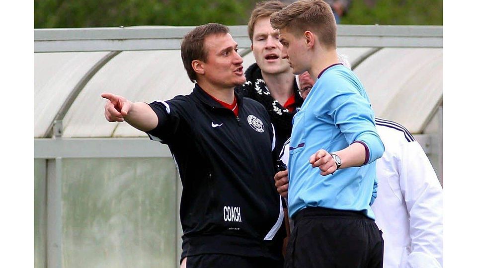 Diskussionsbedarf: Kalls Trainer Fabian Evertz (links) im Disput mit dem Schiedsrichter., Foto: maGro/Düster