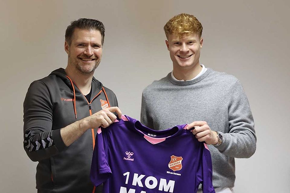Jan-Hendrik Schmidt (Sportlicher Leiter SV Eichede) mit Leon Wiese.