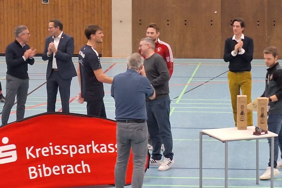 Sigmar Störk überreiche Julian Gebhart die Auszeichnung