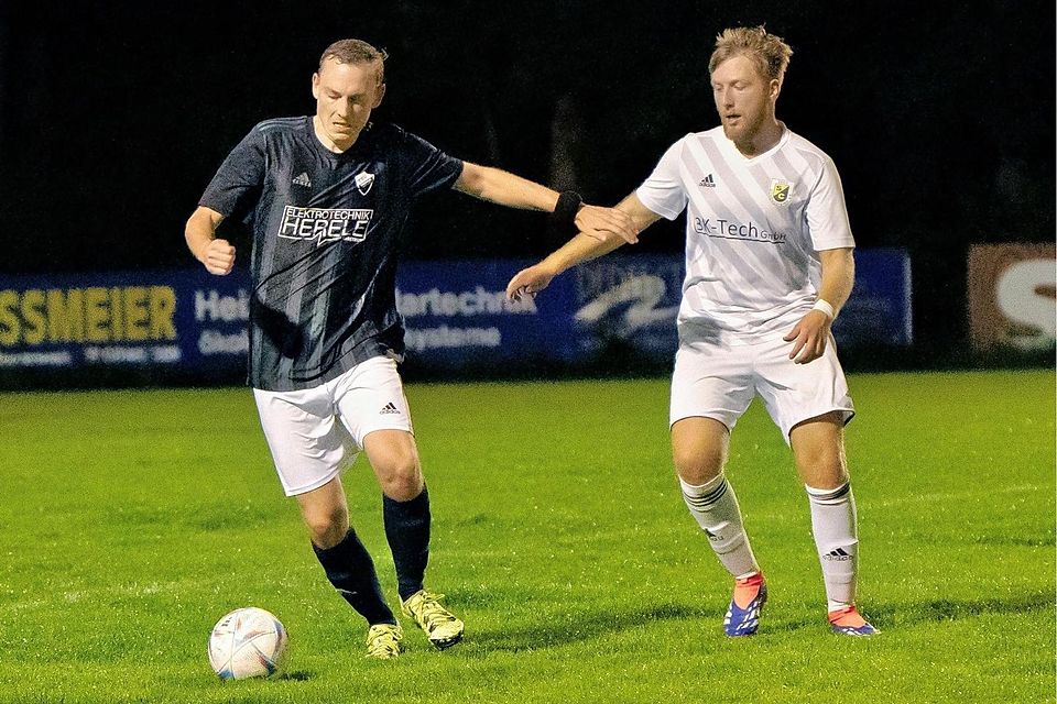 Der TSV Jesenwang (schwarze Trikots) im Spiel gegen den SC Schöngeising II.