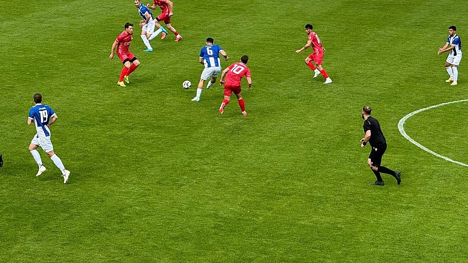 E. Shaqiri schickt J. Mitrovic